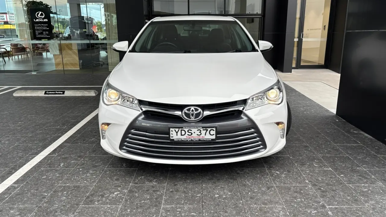 2016 Toyota Camry Gallery Image 2