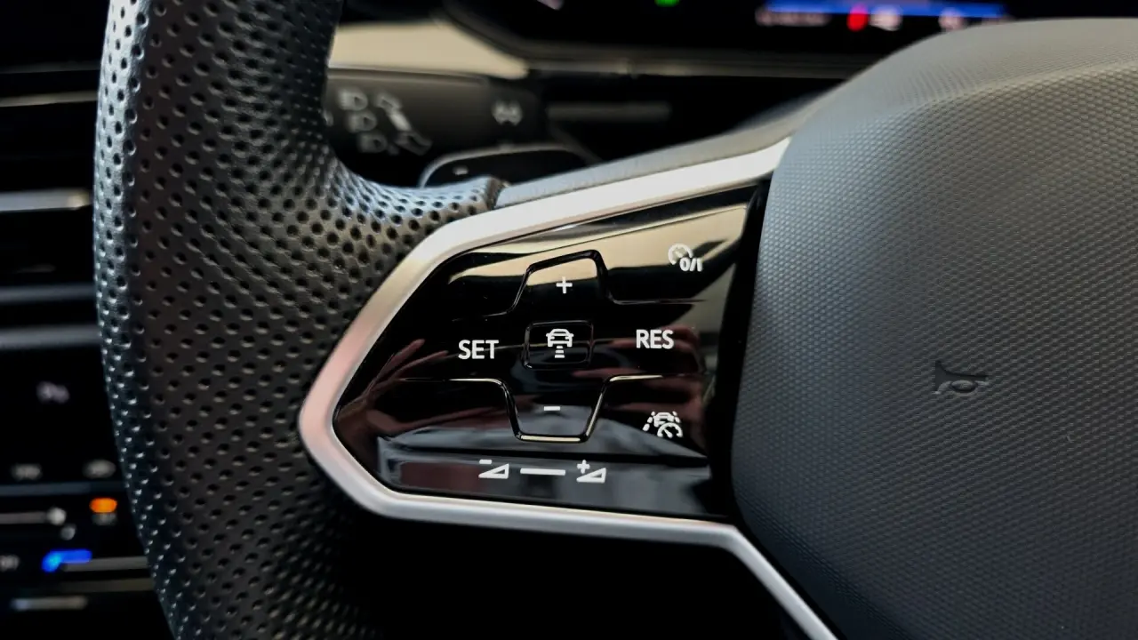 2022 VOLKSWAGEN T-ROC Gallery Image 10