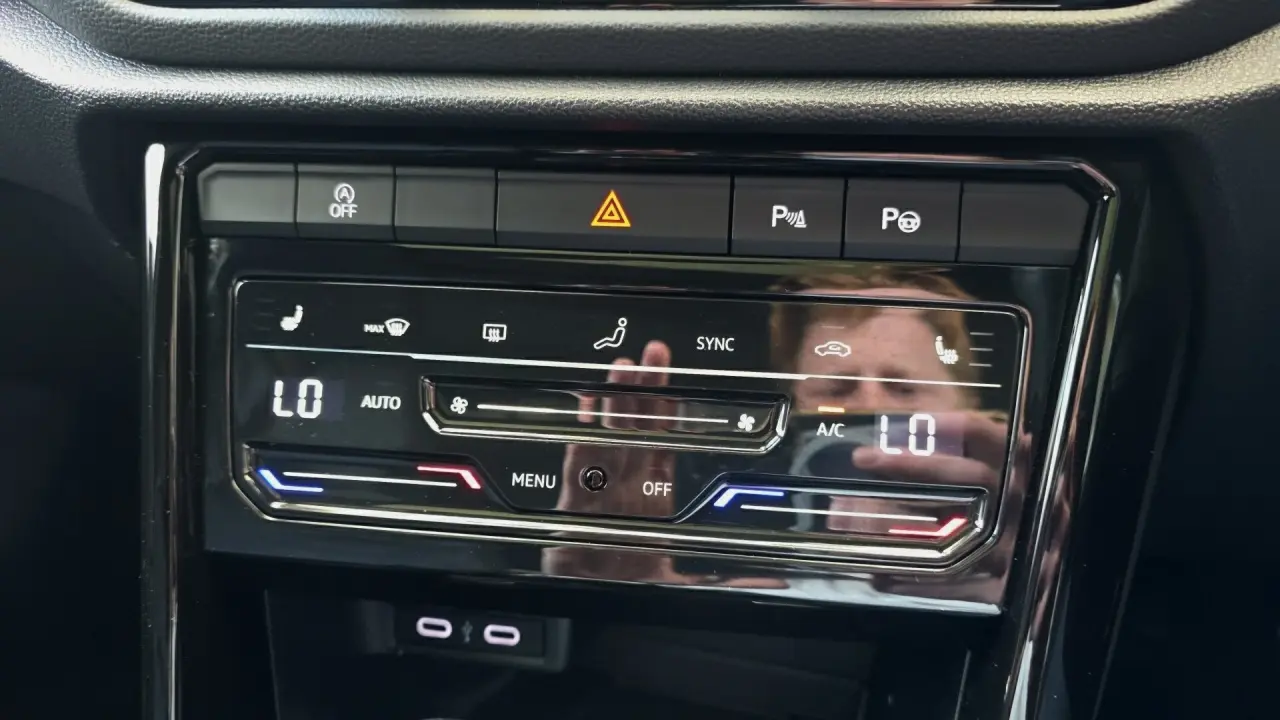 2022 VOLKSWAGEN T-ROC Gallery Image 16