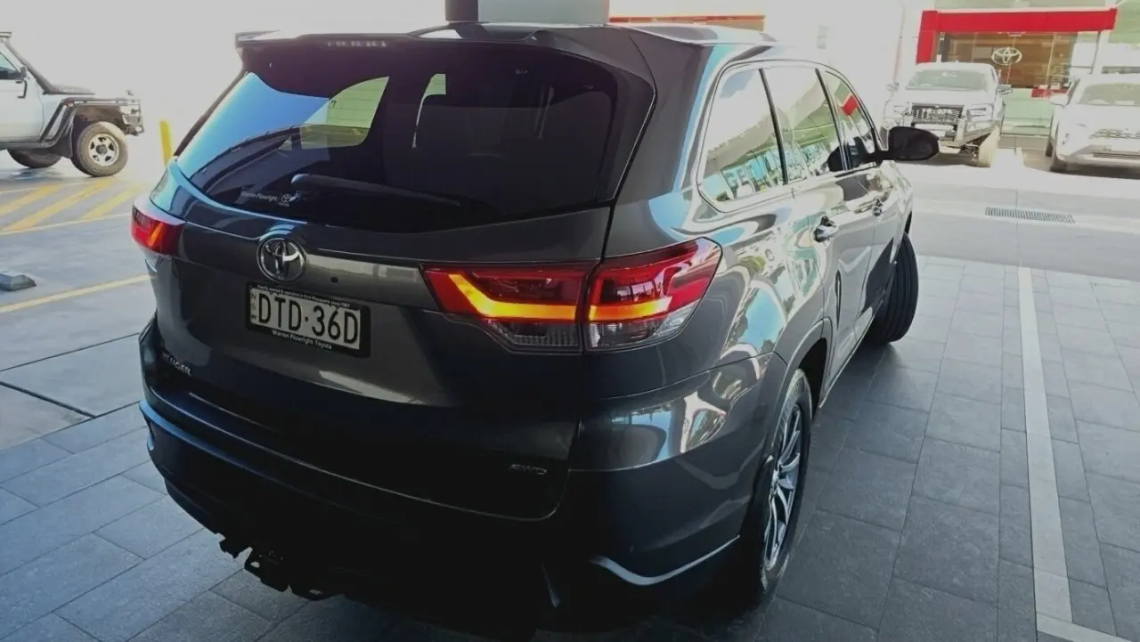 2017 Toyota Kluger Gallery Image 3