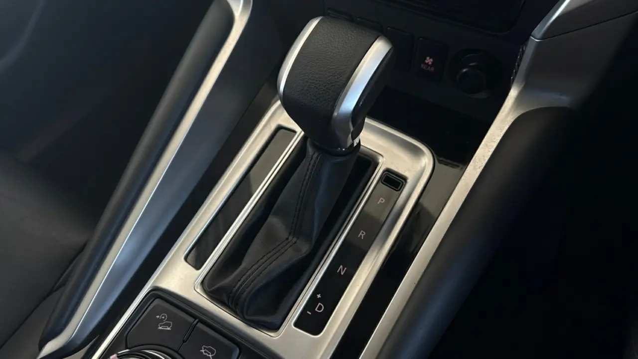 2018 MITSUBISHI PAJERO SPORT Gallery Image 16