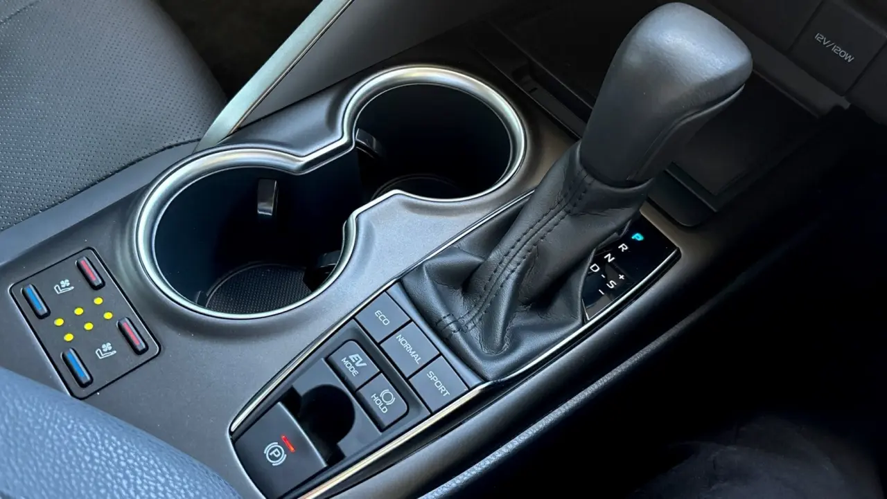 2022 Toyota Camry Hybrid Gallery Image 13