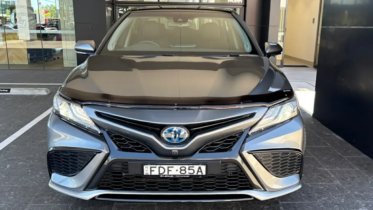 2022 Toyota Camry Hybrid Gallery Image 2