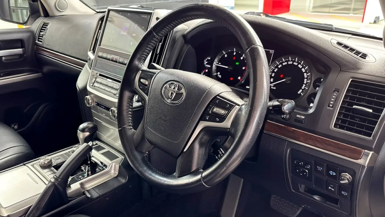 2016 Toyota Landcruiser Gallery Image 8