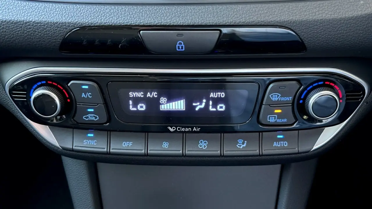 2023 HYUNDAI i30 Gallery Image 12