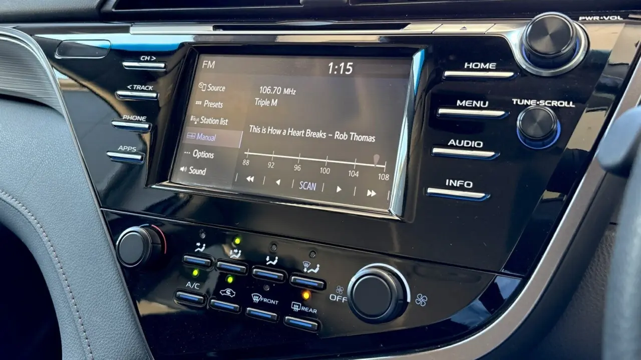 2019 Toyota Camry Gallery Image 11