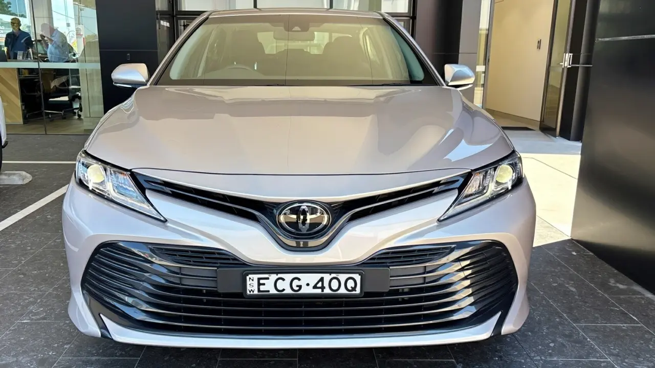 2019 Toyota Camry Gallery Image 2