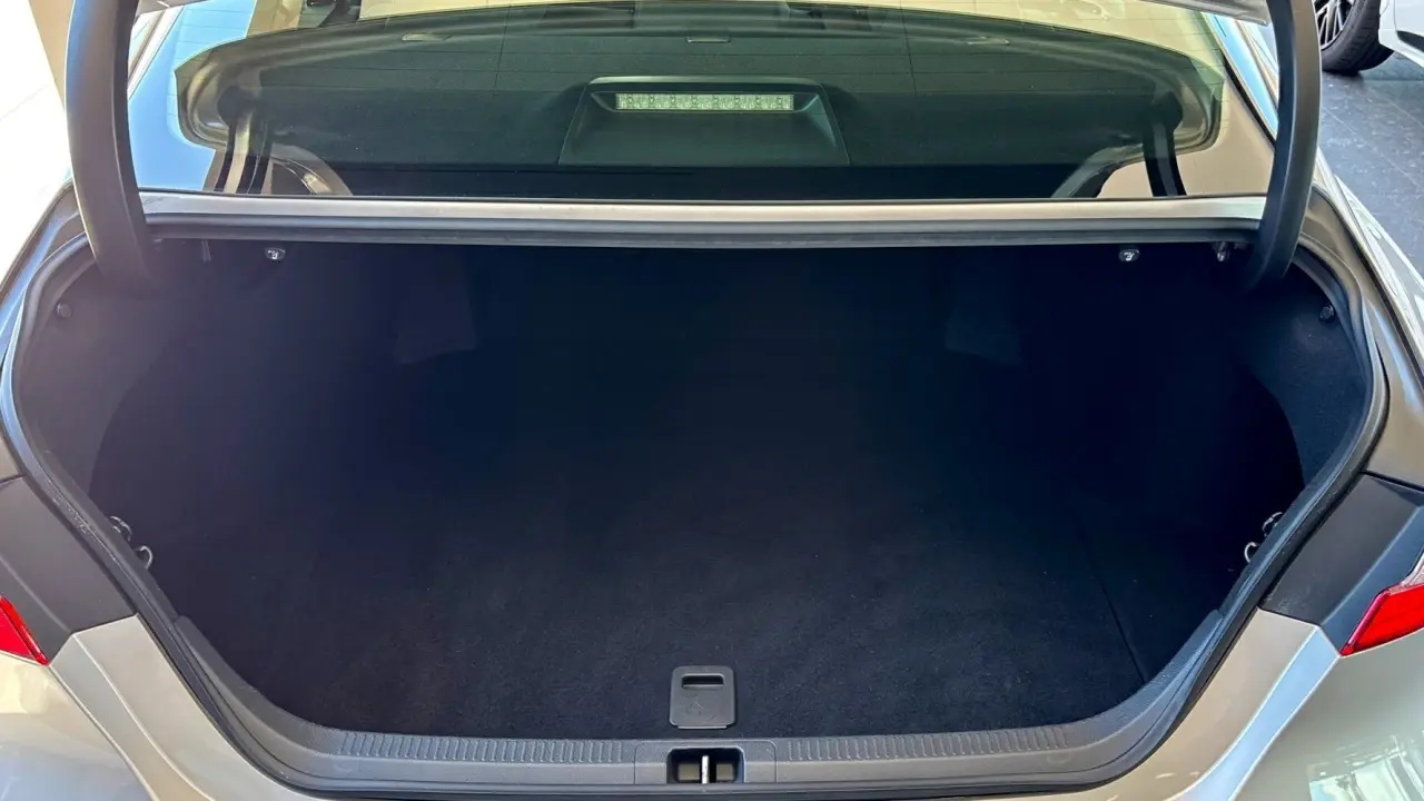 2019 Toyota Camry Gallery Image 6