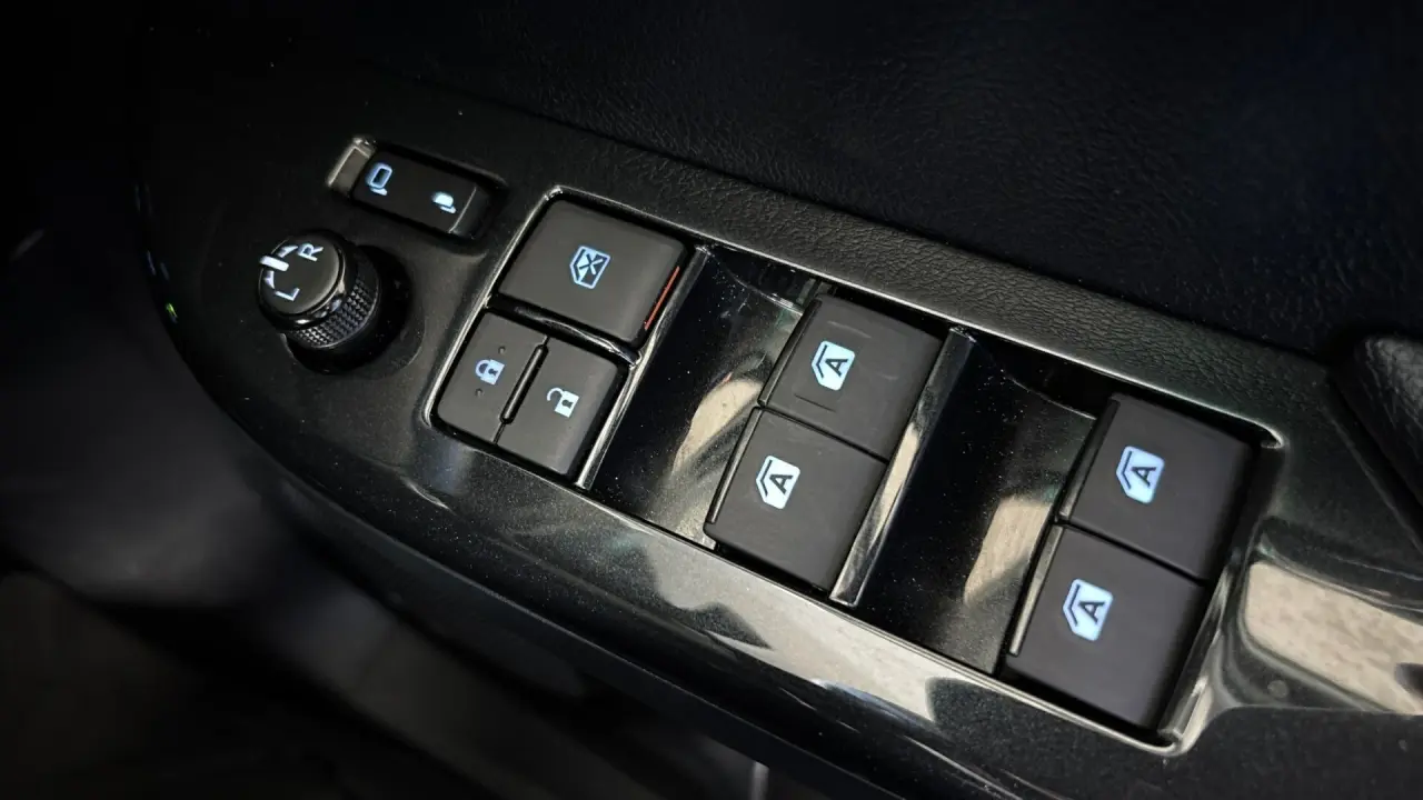 2023 Toyota Hilux Gallery Image 16