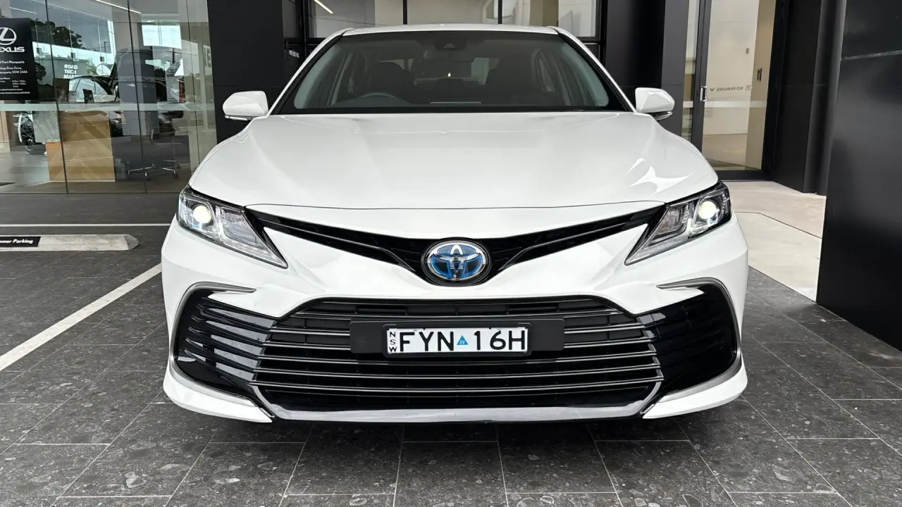 2024 Toyota Camry Hybrid Gallery Image 2