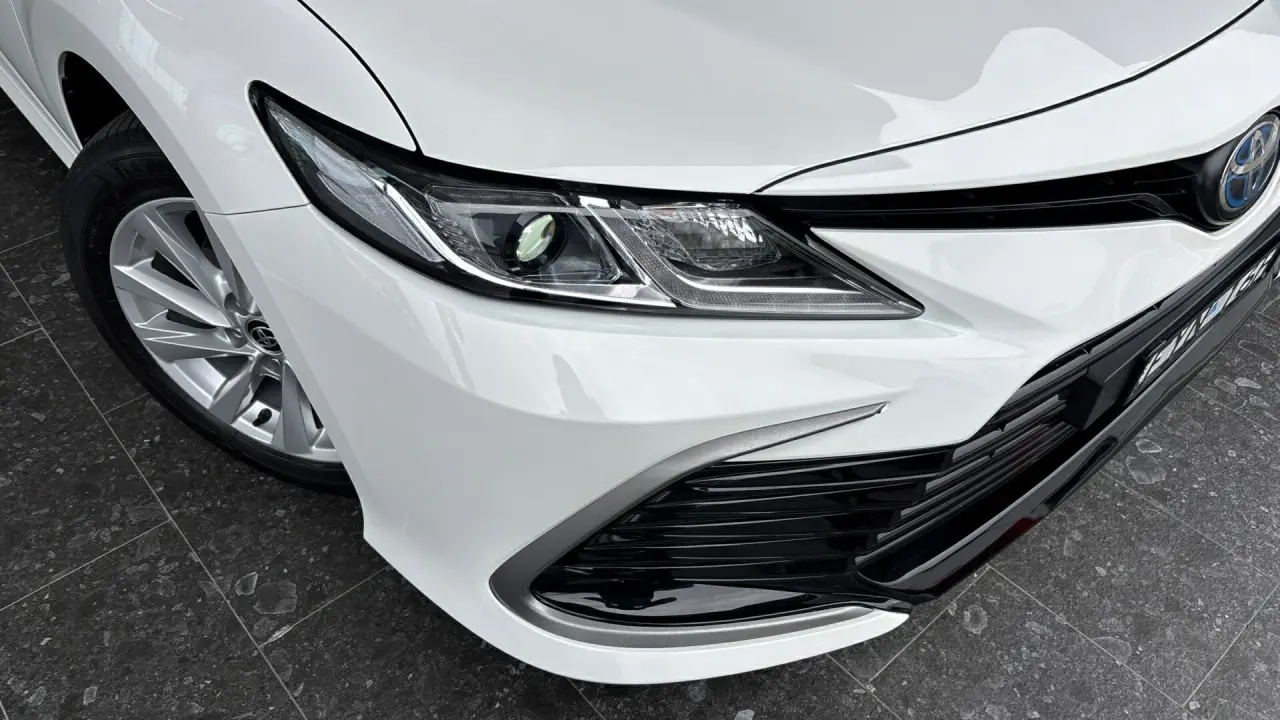 2024 Toyota Camry Hybrid Gallery Image 3