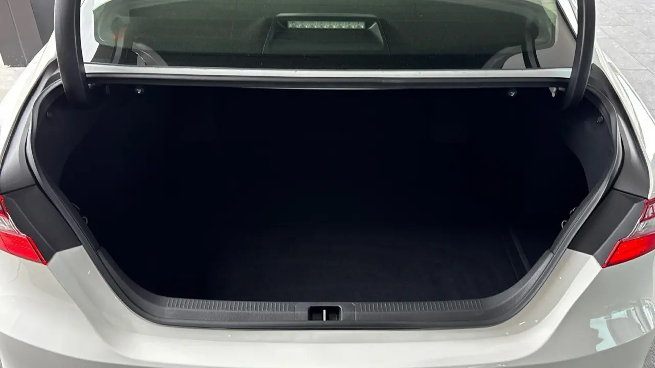 2024 Toyota Camry Hybrid Gallery Image 6