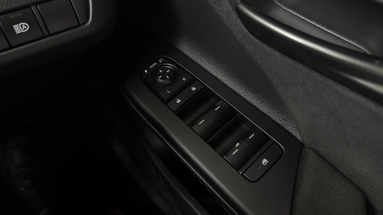 2024 Toyota C-HR Hybrid Gallery Image 17