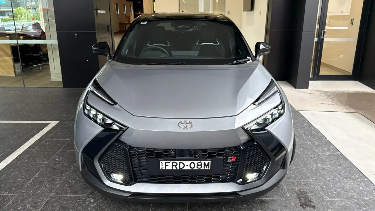 2024 Toyota C-HR Hybrid Gallery Image 2