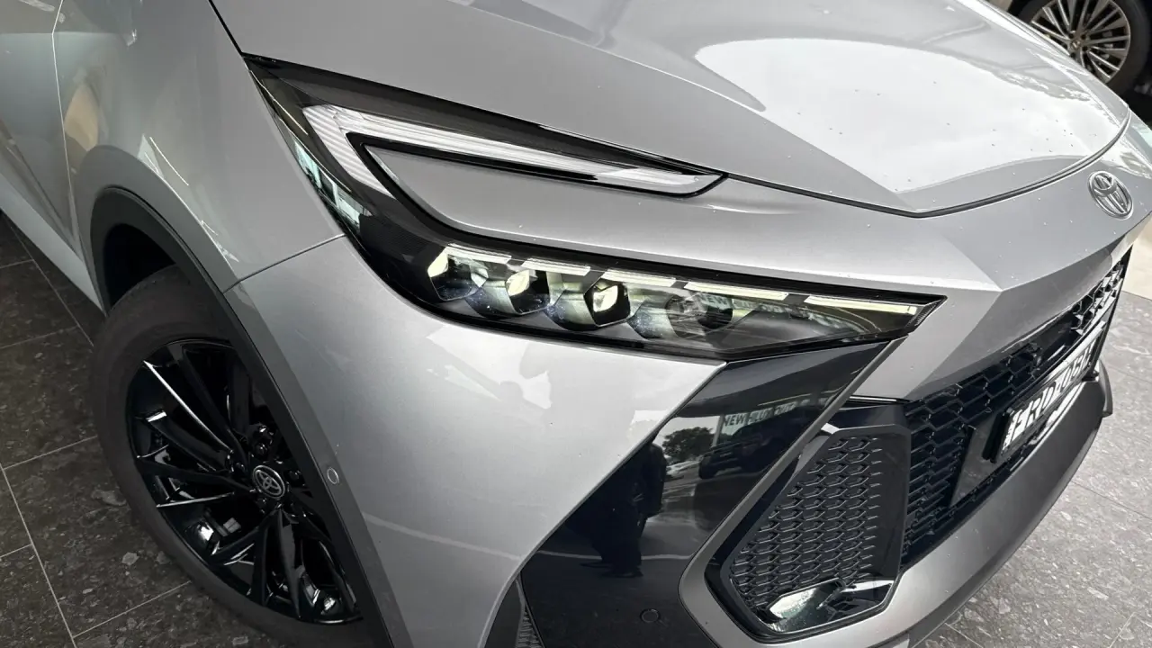 2024 Toyota C-HR Hybrid Gallery Image 3