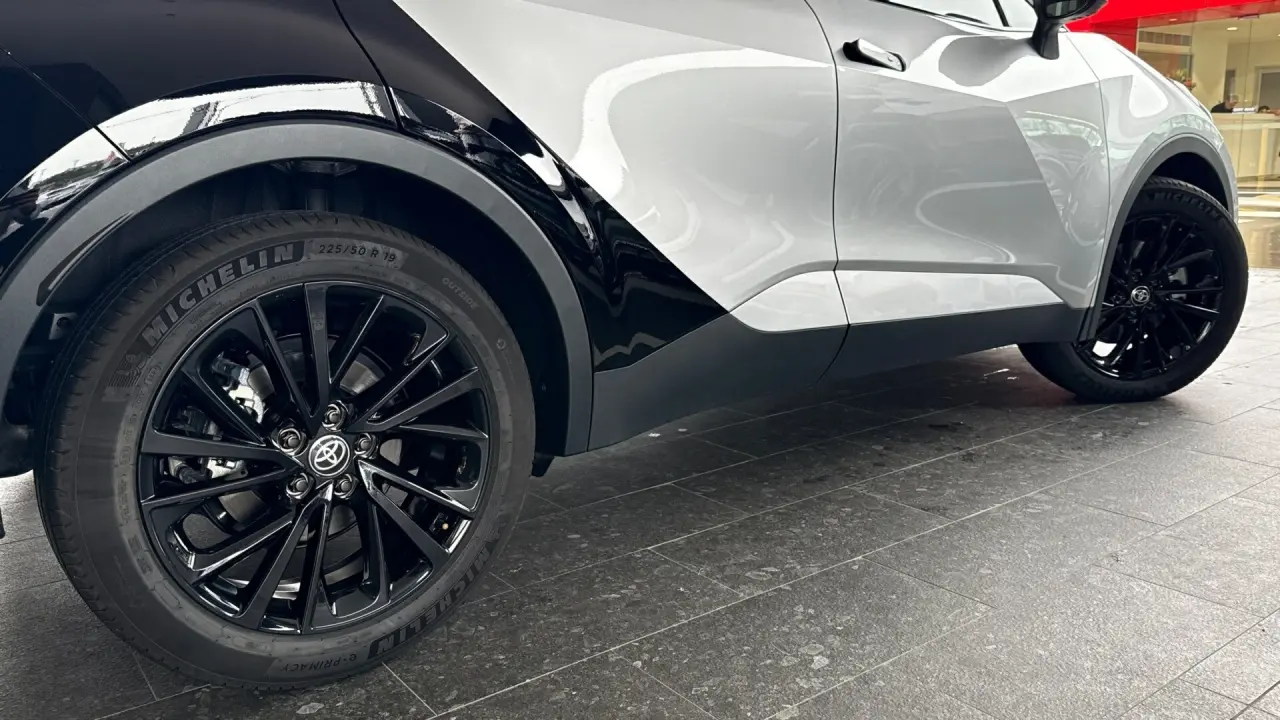 2024 Toyota C-HR Hybrid Gallery Image 4
