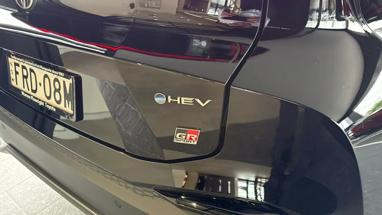 2024 Toyota C-HR Hybrid Gallery Image 6