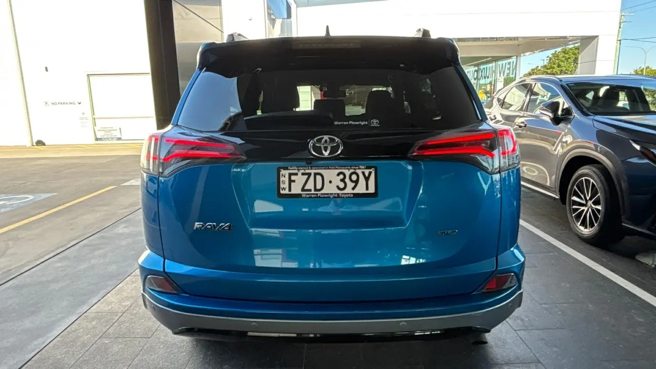 2016 Toyota RAV4 Gallery Image 5