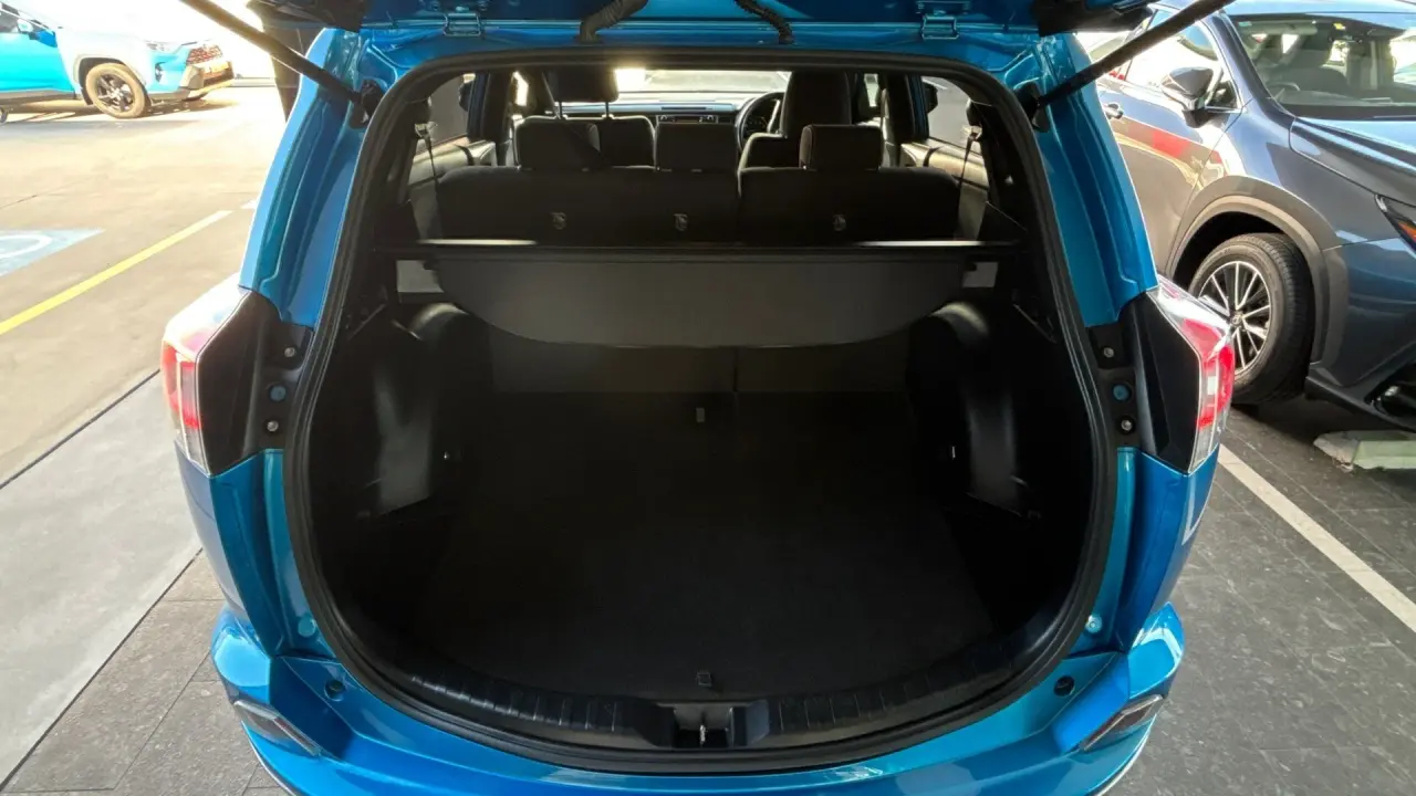 2016 Toyota RAV4 Gallery Image 6