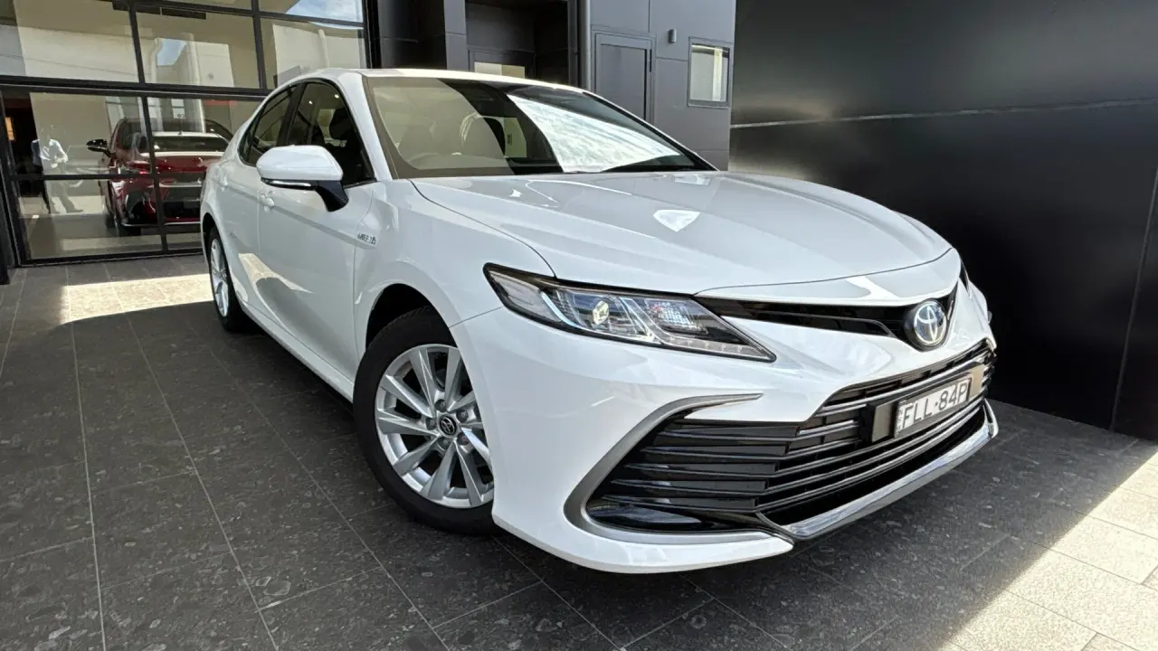 2024 Toyota Camry Hybrid Gallery Image 1