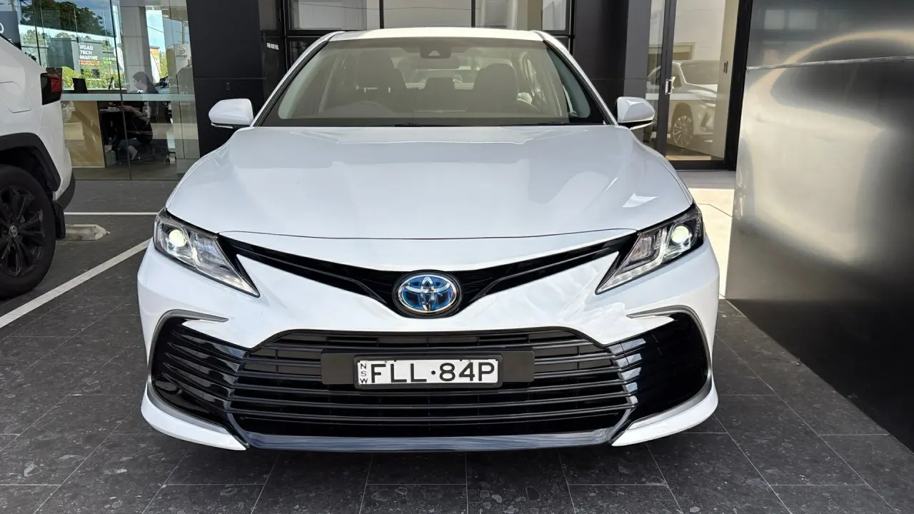 2024 Toyota Camry Hybrid Gallery Image 2