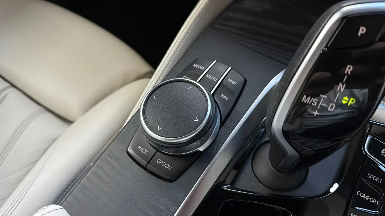 2020 BMW 5 Gallery Image 17