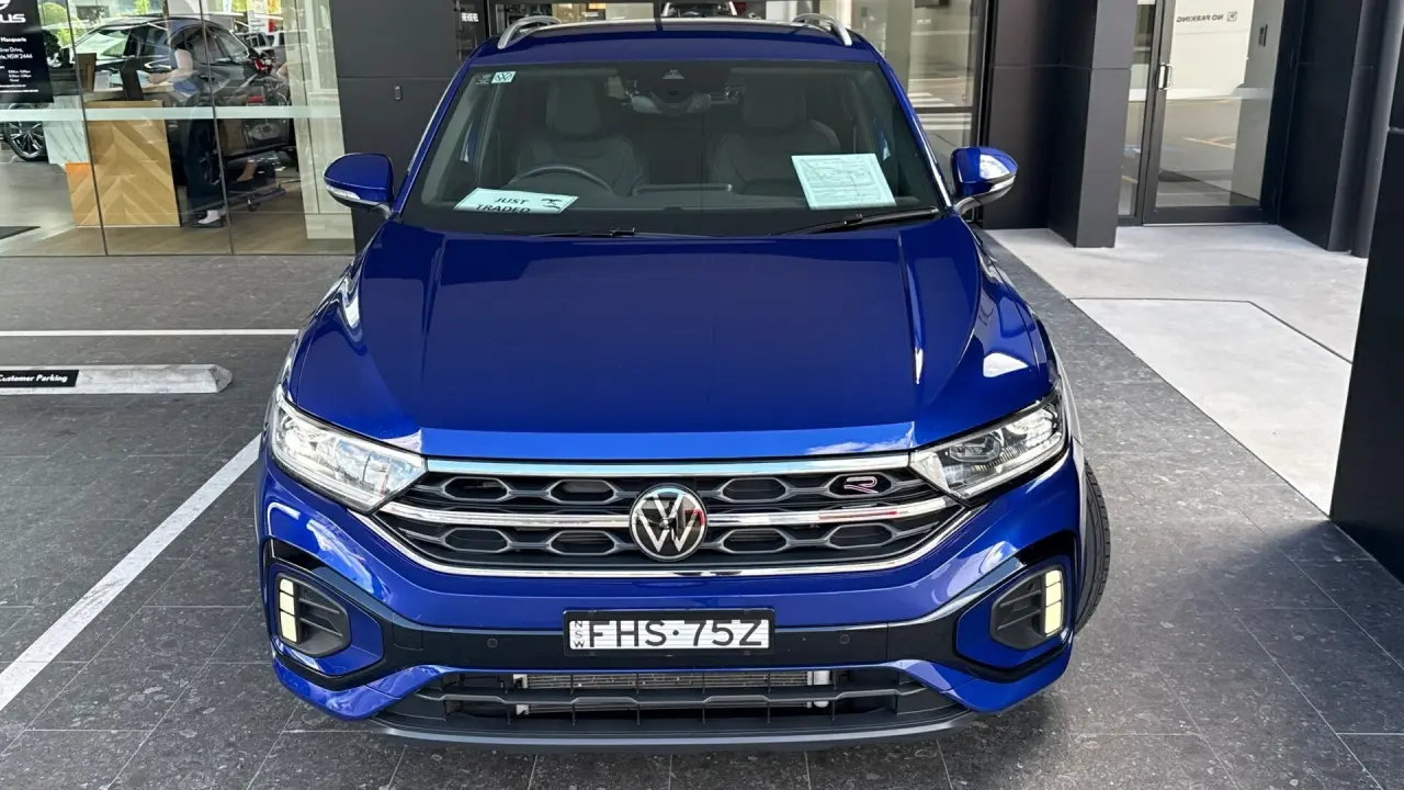 2024 VOLKSWAGEN T-ROC Gallery Image 2