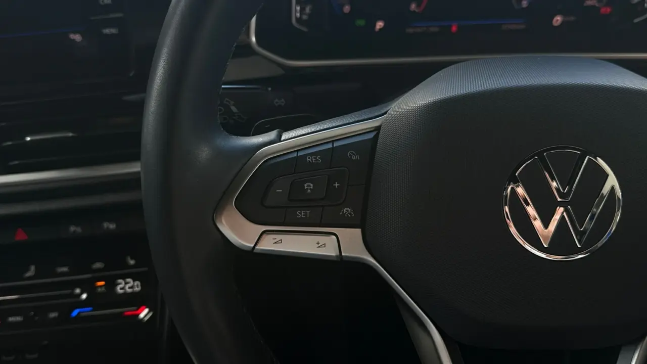 2024 VOLKSWAGEN T-ROC Gallery Image 9
