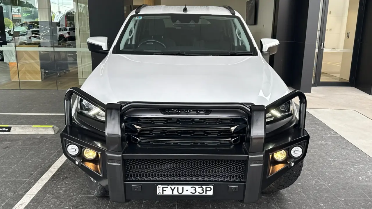 2023 ISUZU MU-X Gallery Image 2