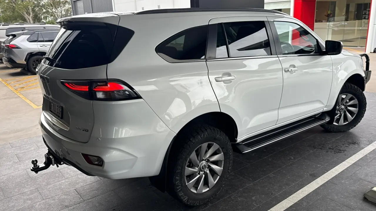 2023 ISUZU MU-X Gallery Image 4