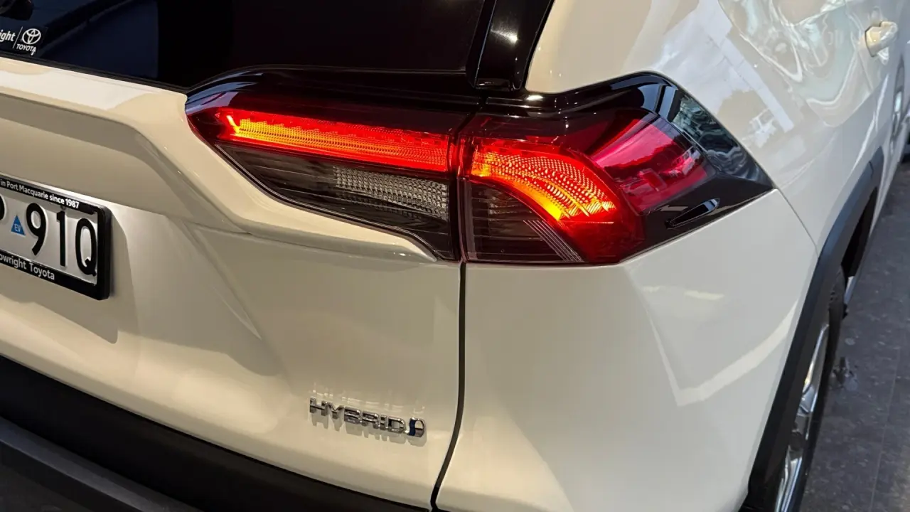 2019 Toyota Rav4 Hybrid Gallery Image 7