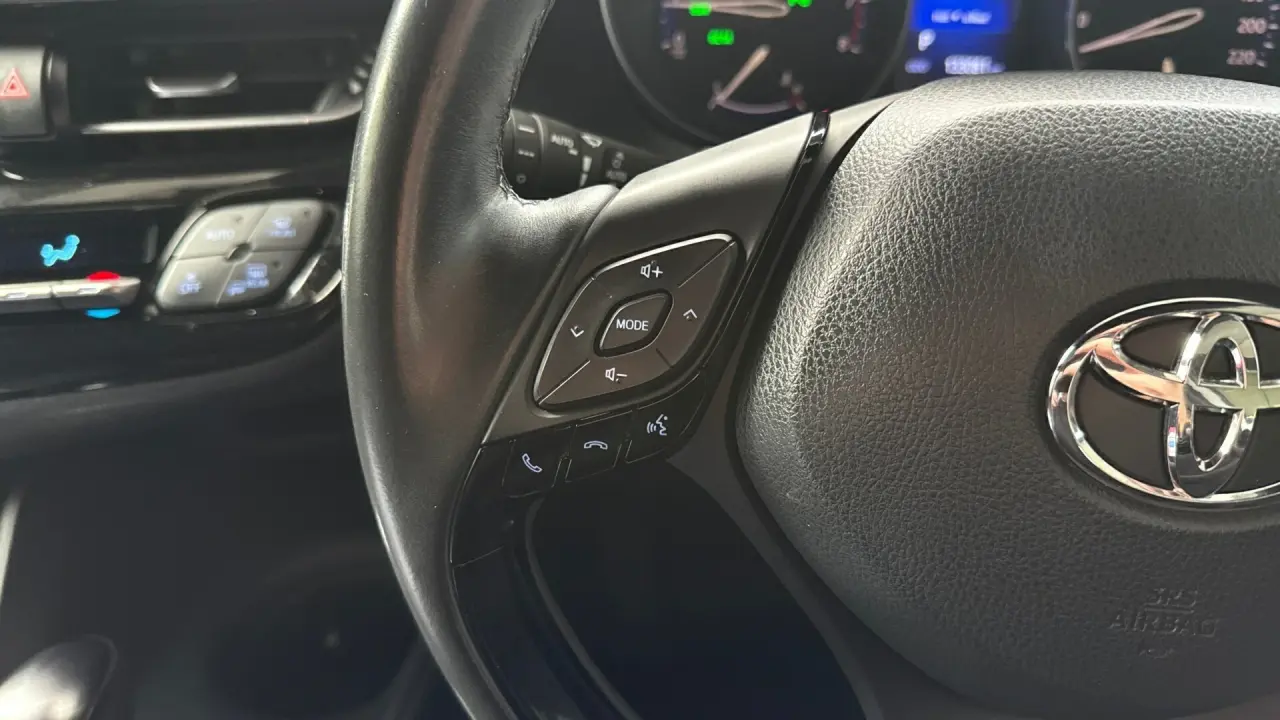 2018 Toyota C-HR Gallery Image 13