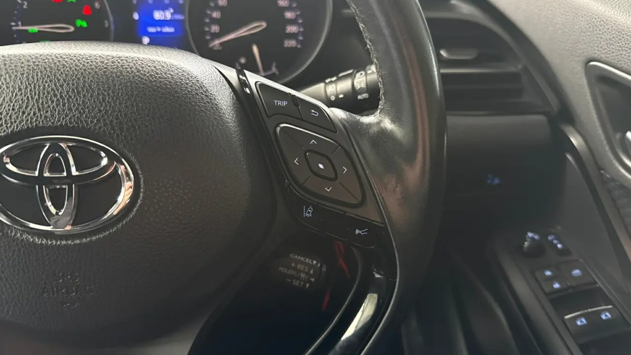 2018 Toyota C-HR Gallery Image 14