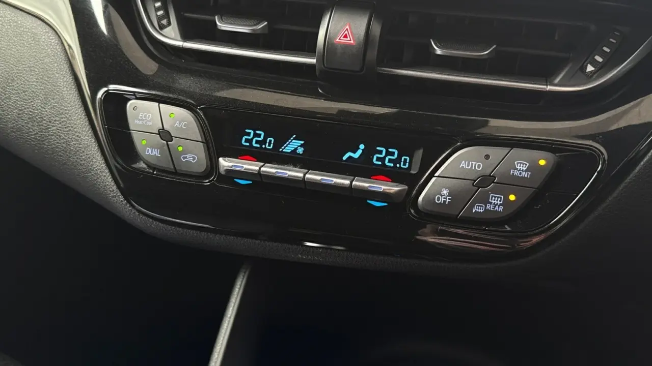 2018 Toyota C-HR Gallery Image 17