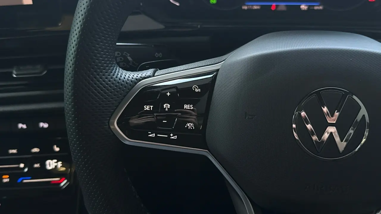 2023 VOLKSWAGEN T-ROC Gallery Image 13