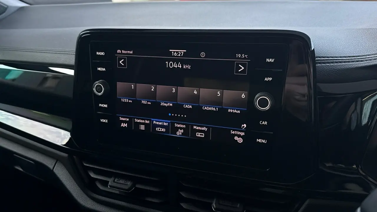 2023 VOLKSWAGEN T-ROC Gallery Image 16