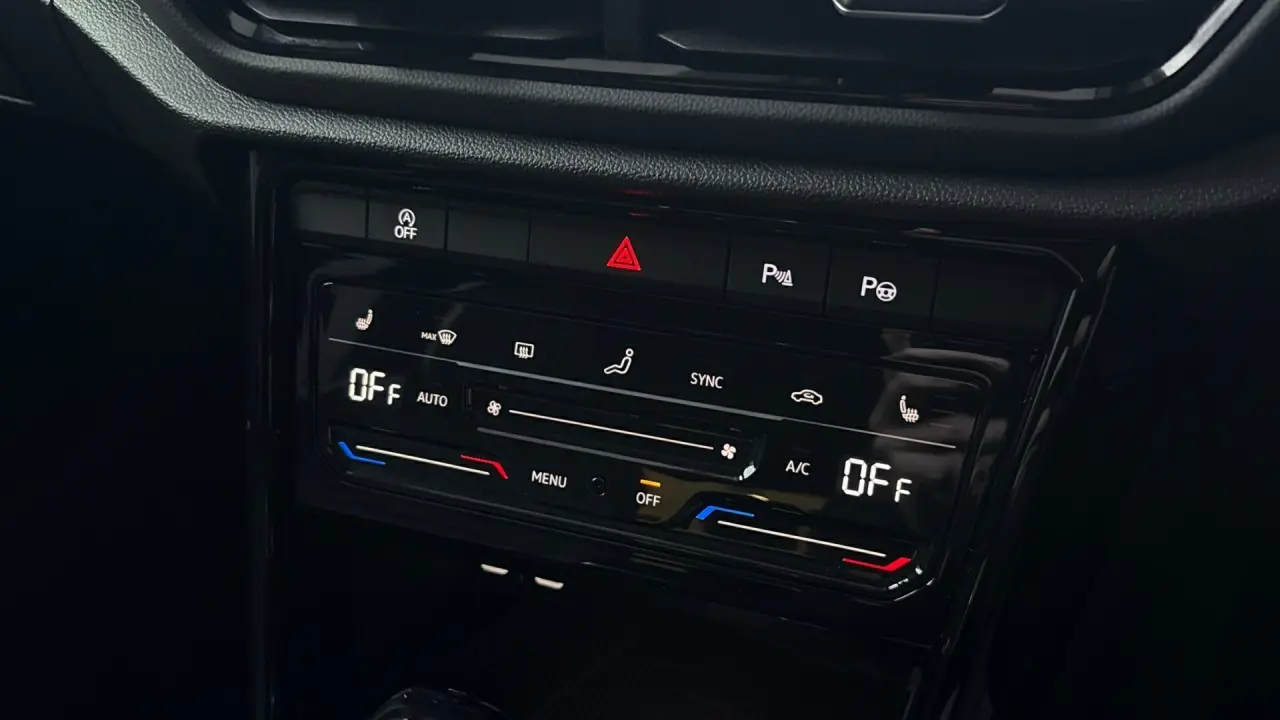 2023 VOLKSWAGEN T-ROC Gallery Image 17