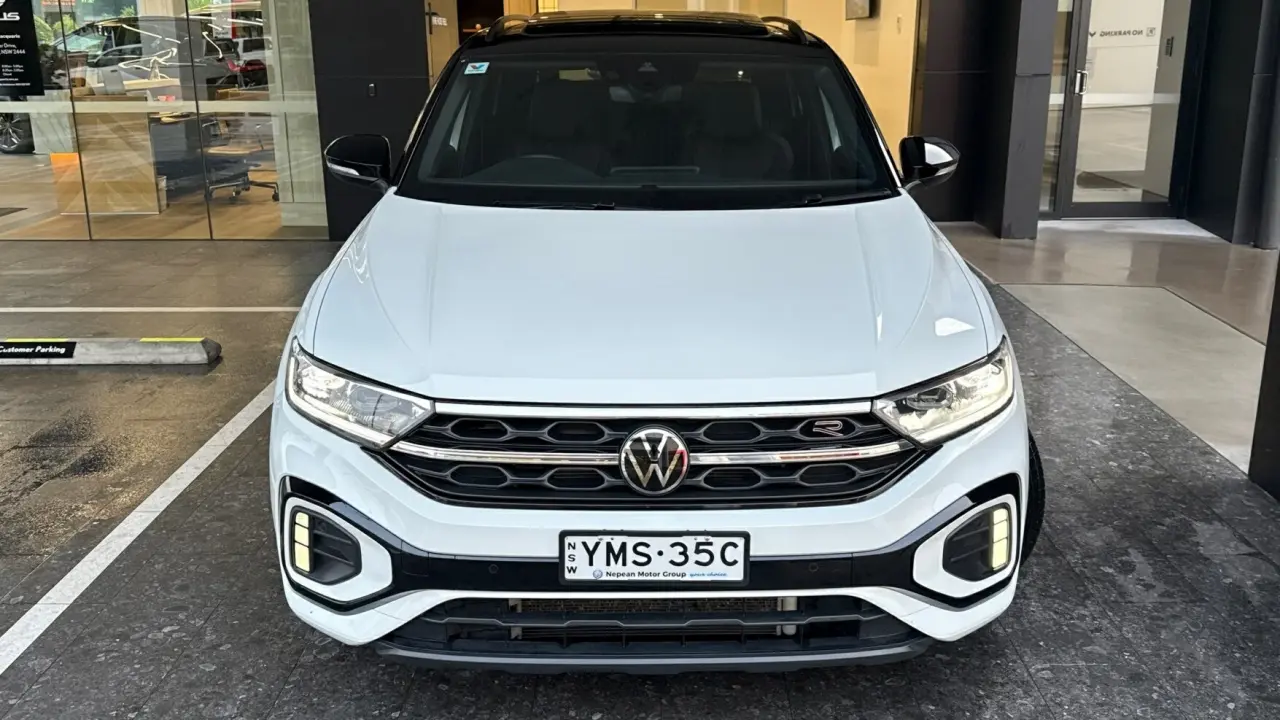 2023 VOLKSWAGEN T-ROC Gallery Image 2
