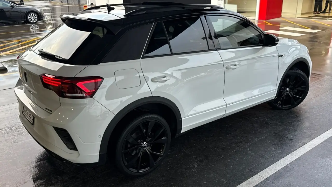 2023 VOLKSWAGEN T-ROC Gallery Image 4