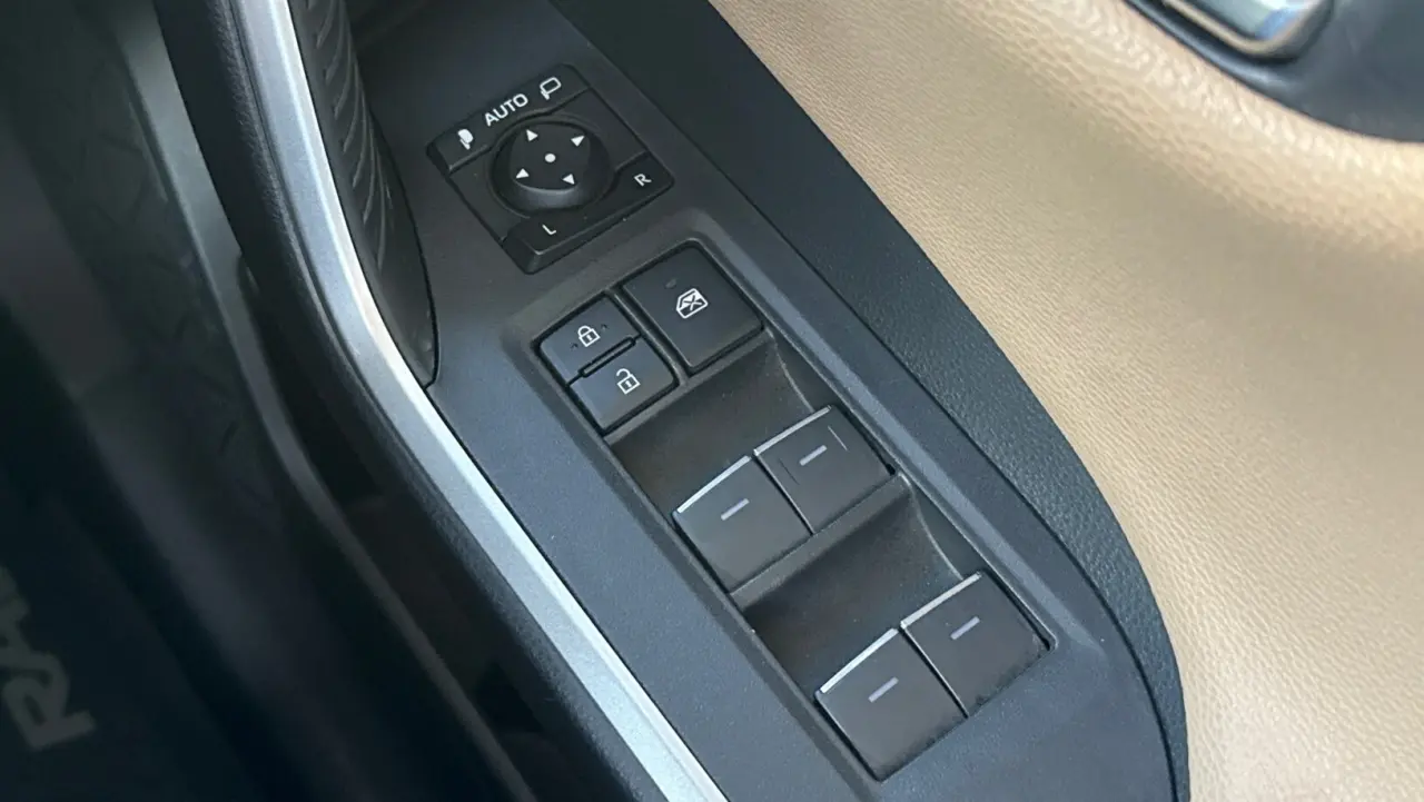 2023 Toyota Rav4 Hybrid Gallery Image 17