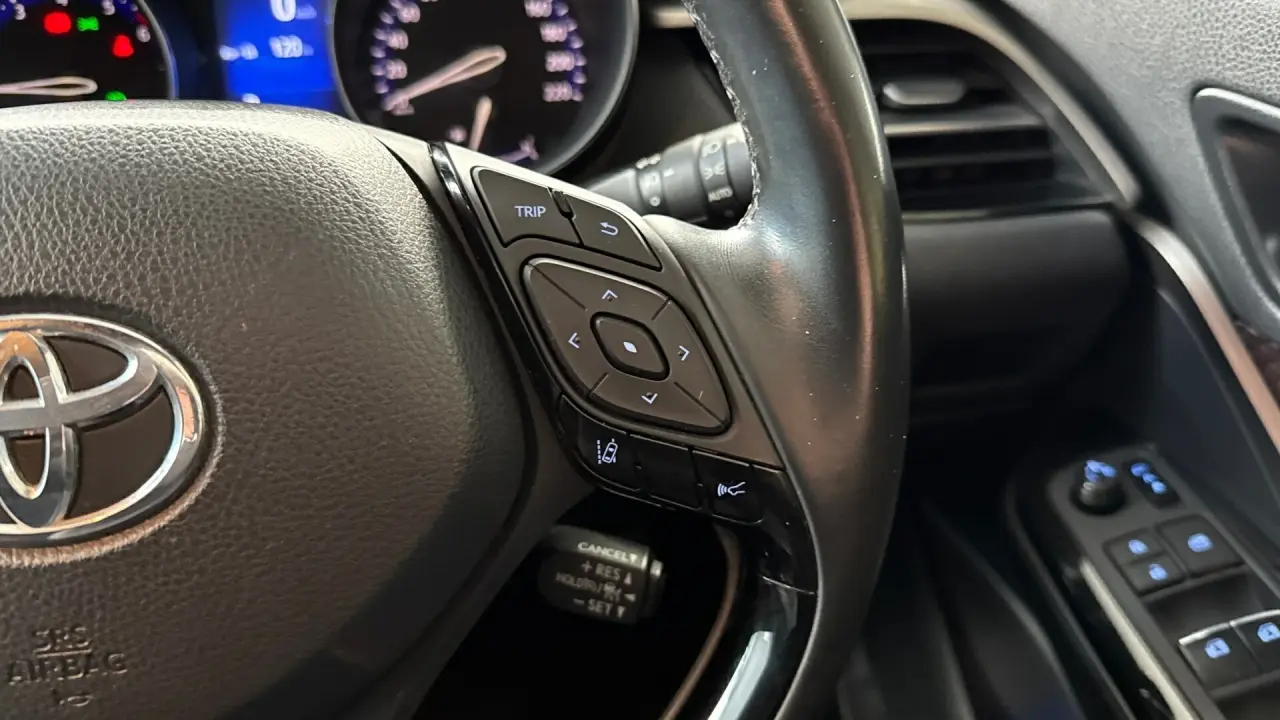 2017 Toyota C-HR Gallery Image 13