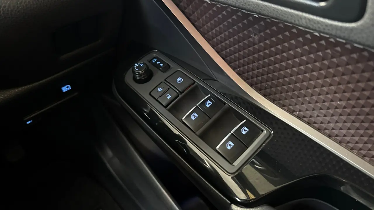 2017 Toyota C-HR Gallery Image 19