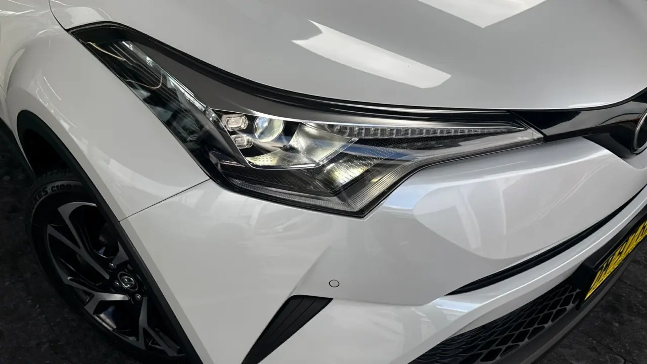 2017 Toyota C-HR Gallery Image 3
