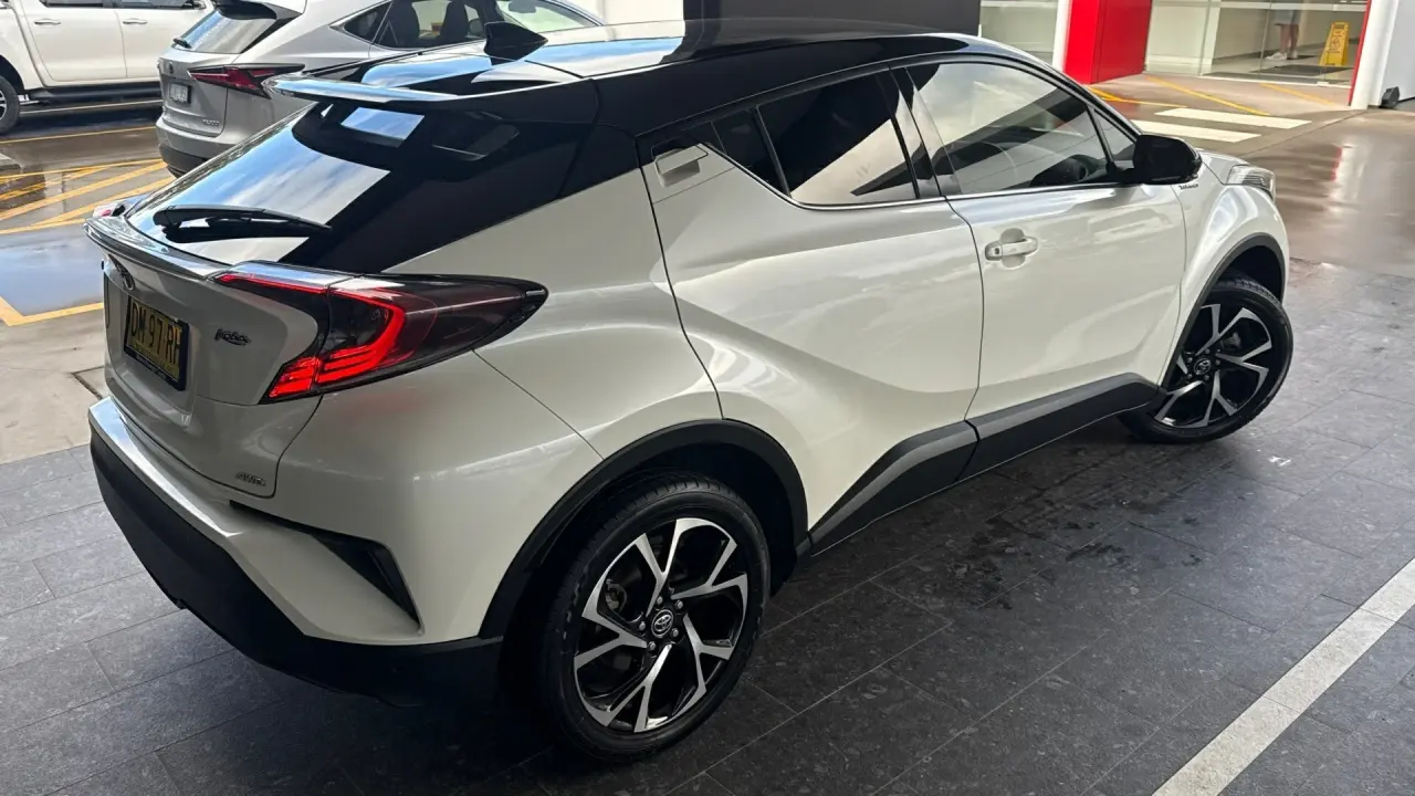 2017 Toyota C-HR Gallery Image 4