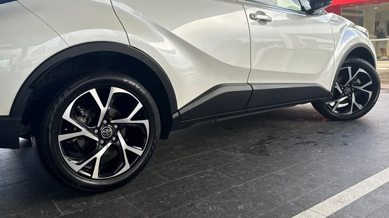 2017 Toyota C-HR Gallery Image 5