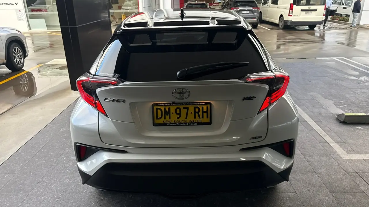 2017 Toyota C-HR Gallery Image 6