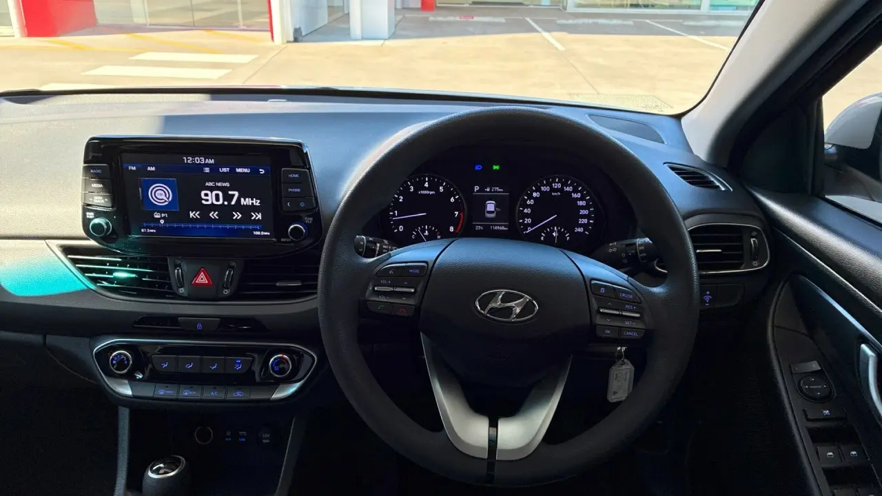 2018 HYUNDAI i30 Gallery Image 9