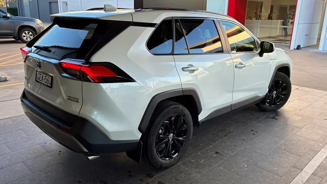 2023 Toyota Rav4 Hybrid Gallery Image 5