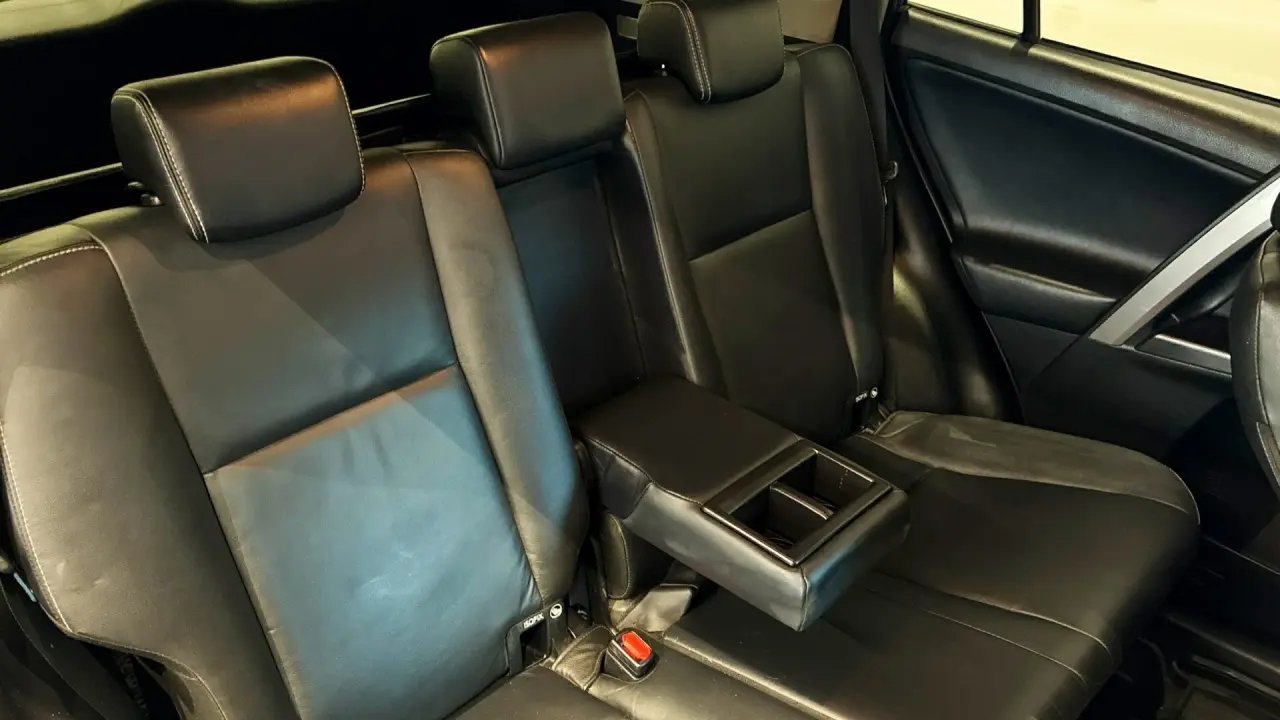 2016 Toyota RAV4 Gallery Image 9
