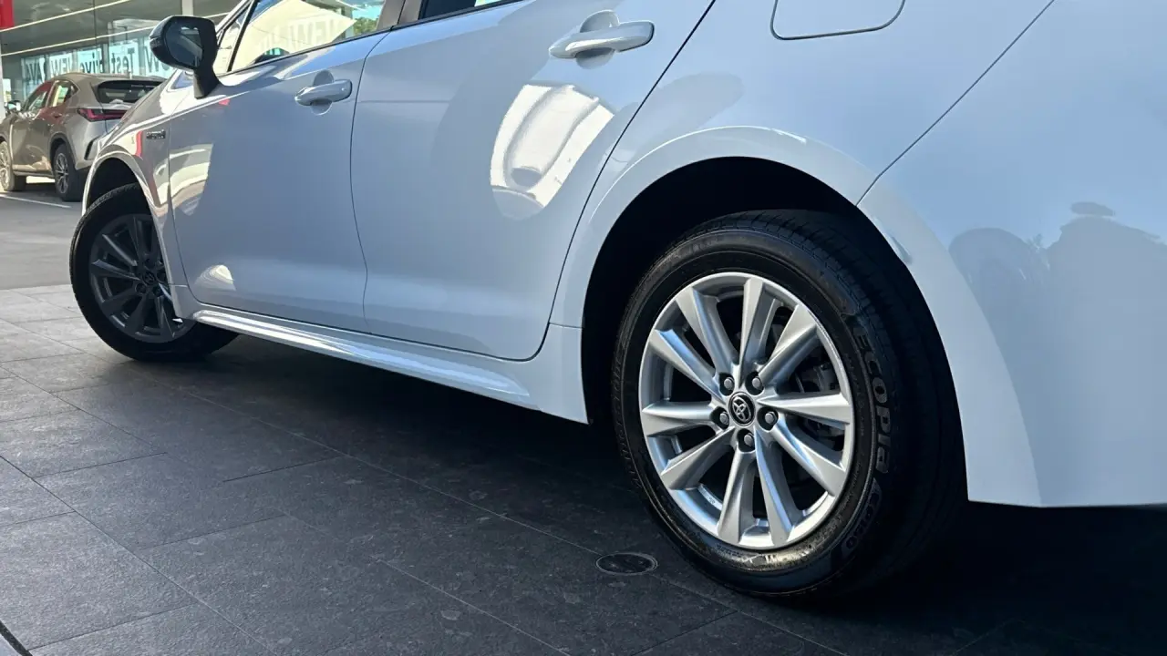 2024 Toyota Corolla Sedan Hybrid Gallery Image 4